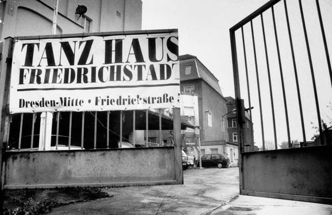 Dresden, historisch, Gebäude, Plätze, Industrieanlagen, Wende, Umbruch: Eingang zum Tanzhaus Friedrichstadt, November 1995. Veröffentlichung in Sächsische Zeitung am 08.11.1995, Bildtext: Die Betreiber des Tanzhauses Friedrichstadt sehen den Fortbestand des Kursbetriebes aus Kostengründen gefährdet, der Vermieter signalisierte inzwischen Entgegenkommen. ! ACHTUNG Aufnahmedatum laut Beschriftung *** Dresden, historical, Building, places, industrial plants, Turn, Upheaval Entrance to Dance House Friedrichstadt, November 1995 Publication in Saxon Newspaper on 08 11 1995, Caption the Operator of dance house Friedrichstadt see the Continuity of course operation from Cost reasons endangered, the Landlord signaled meanwhile Comp Copyright: xSZ GunterxHübnerx