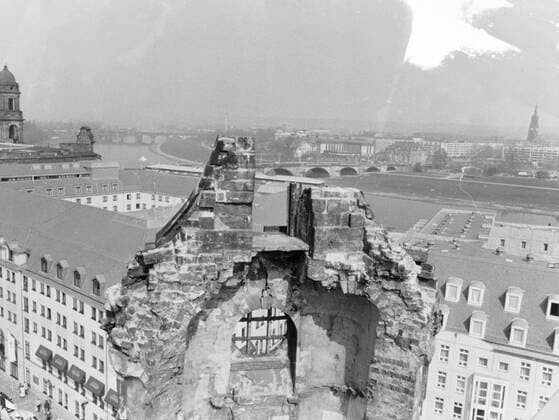Dresden, historisch, Neumarkt, Frauenkirche (Ruine), Wiederaufbau, Blick von oben in Richtung Elbe zur Neustädter Seite, 09.04.1990. Hans-Dieter-Opitz ! ACHTUNG Aufnahmedatum laut Beschriftung *** Dresden, historical, new market, Frauenkirche Ruin , Reconstruction, View from above in Direction Elbe to New Town Side, 09 04 1990 Hans Dieter Opitz Attention Date of recording according to Lettering Copyright: xSZ Hans-Dieter-Opitzx