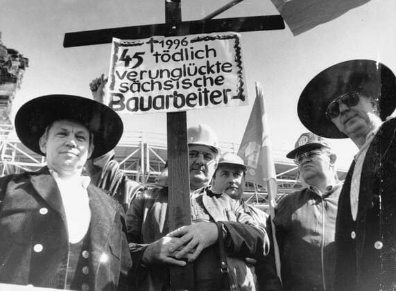 Dresden, historisch, Neumarkt, Frauenkirche, Sachsen, Bauarbeiter, Mahnwache, 08.04.1997. Veröffentlichung in Sächsische Zeitung am 09.04.1997: Mahnwache vor der Frauenkirche, Bauarbeiter machten gestern auf die tragischen Arbeitsunfälle in Sachsen aufmerksam. Im Gedenken an die 45 Opfer standen sie vor der Frauenkirche Mahnwache. Unter anderem wurden humanere Arbeitsbedingungen, die Erhaltung des Schlechtwettergeldes und Arbeitsschutzmaßnahmen gefordert. ! ACHTUNG Aufnahmedatum laut Beschriftung *** Dresden, historical, new market, Woman Church, Saxony, Construction worker, vigil, 08 04 1997 Publication in Saxon Newspaper on 09 04 1997 Vigil before the Woman Church, Construction worker made yesterday at the tragic Accidents Copyright: xSZ MarionxGröningx