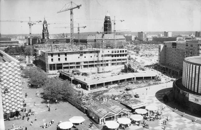 Dresden, historisch, Wende, Umbruch, Neubau, Handel, Kaufhaus, Prager Straße, Neubau, Baustelle Hertie , Luftaufnahme, 03.05.1994. ! ACHTUNG Aufnahmedatum laut Beschriftung *** Dresden, historical, Turn, upheaval, new building, Trade, department store, Prague Street, new building, Construction site Hertie , aerial view, 03 05 1994 Attention Date of recording according to Lettering Copyright: xSZ MarionxGröningx