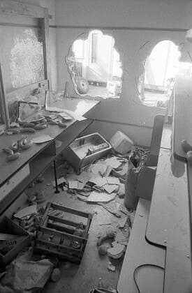 Geschichte, Deutschland, politischer Umbruch (Wende) 1989: 05.10.1989,: Hauptbahnhof, Zerstörungen und Aufräumarbeiten nach der Durchfahrt von Zügen mit DDR-Ausreisenden aus Prag. Quelle Bundesregierung: In Dresden eskaliert die Situation. Am 4. Oktober 1989 werden vier Züge durch den Hauptbahnhof geleitet. Vor und im Gebäude versammeln sich Tausende. Sie besetzen den Bahnhof und die Gleise. Viele wollen im Zug in die Freiheit mitfahren, andere für Freiheit und Reformen demonstrieren. Als die Polizei den Bahnhof räumen will, kommt es zu heftigen Auseinandersetzungen. Bürger werfen mit Pflastersteinen und zünden einen Polizeiwagen an. Die Polizei geht mit Wasserwerfern, Tränengas und Schlagstöcken gegen die Demonstranten vor und nimmt zahlr Copyright: xSZ KlausxThierex