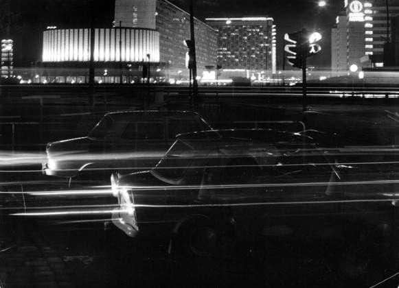 Dresden, historisch, DDR, Verkehr, Prager Straße, Atmosphäre, nachts, Rundkino erleuchtet, vorbeifahrende Autos (Trabant). 1980er-Jahre. ! ACHTUNG Aufnahmedatum laut Beschriftung *** Dresden, historical, GDR, Traffic, Prague Street, The atmosphere, at night, Round Cinema enlightened, Passers-by Cars Trabant 1980s Years Attention Date of recording according to Lettering Copyright: xSZ GunterxHübnerx