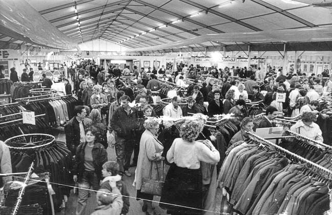 Sachsen, historisch, Handel, Einzelhandel, Versorgung, Geschäfte, Kaufhäuser, Einkaufen: Dresden, Fucik-Platz (jetzt Straßburger Platz), Verkaufsschau Haus und Heim im Zelt (Ausstellung) mit breitem Warenangebot, viele Verkaufsstände, viele Kunden, 17.11.1991. Veröffentlichung in Sächsische Zeitung am 18.11.1991: Verbrauchermesse in Dresden. Der Blick auf Preis Qualität und Angebotsbreite bestimmt zunehmend das Kaufverhalten der Sachsen. Mit ihrer breitgefächerten Offerte in den Sortimenten Wohnen und Heimwerken sowie Mode und Kosmetikartikel zog diese Verkaufsschau in Dresden schon an den ersten beiden Tagen etwa 25.000 Besucher an. Klaus Thiere Qualitätshinweis: Wasserschaden. ! ACHTUNG Aufnahmedatum laut Beschriftung *** Saxo Copyright: xSZ KlausxThierex