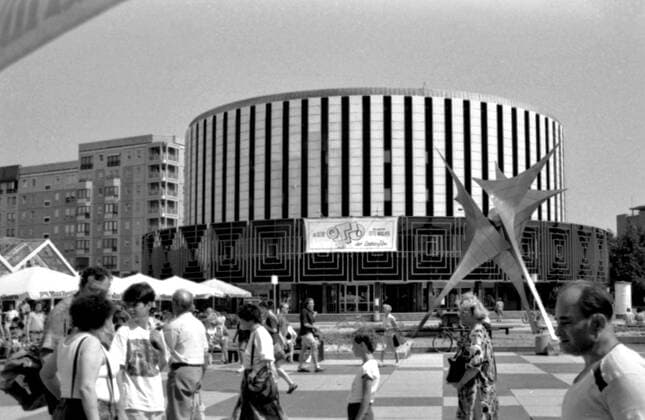 Dresden, historisch, DDR, Filmtheater (Rundkino) Prager Straße, Plakat Ankündigung für Otto - der Liebesfilm an der Fassade; davor Plastik der Völkerfreundschaft, Passanten, Juli 1992. ! ACHTUNG Aufnahmedatum laut Beschriftung *** Dresden, historical, GDR, Film Theatre Round Cinema Prague Street, Poster Announcement for Otto the Love movie to the Facade before that Plastic the friendship of peoples, passers-by, July 1992 Attention Date of recording according to Lettering Copyright: xSZ WaltrautxKossackx