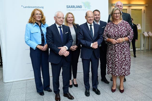 News Bilder des Tages Kabinettsklausur des Saarland mit dem Bundeskanzler Aktuell, 08.09.2022, Berlin, Familienfoto zu Beginn der Kabinettklausur des Saarland in der Landesvertretung Saarland in Berlin gemeinsam mit dem Bundeskanzler Olaf Scholz und dem Kabinett des Saarland Juergen Barke, Jakob von Weizsaecker, Magnus Jung, Christine Streichert-Clivot und Petra Berg Berlin Berlin Deutschland *** Cabinet meeting of the Saarland with the Chancellor Current, 08 09 2022, Berlin, family photo at the beginning of the cabinet meeting of the Saarland in the representation of the Saarland in Berlin together with the Chancellor Olaf Scholz and the Cabinet of the Saarland Juergen Barke, Jakob von Weizsaecker, Magnus Jung, Christine Streichert Clivot and Petra Berg Berlin