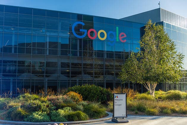 IMAGO History, 250 Jahre USA, Digitales Zeitalter: Entwicklung des Internets und Aufstieg von Silicon Valley MOUNTAIN VIEW, CALIFORNIA, USA - AUGUST 29: Exterior view of Googleplex on August 29, 2022. Google is an American corporation specializing in Internet-related services and products. Exterior view of Googleplex on a sunny day Mountain View USA *** MOUNTAIN VIEW, KALIFORNIEN, USA 29. AUGUST Außenansicht des Googleplex am 29. August 2022 Google ist ein amerikanisches Unternehmen, das sich auf Dienstleistungen und Produkte im Zusammenhang mit dem Internet spezialisiert hat Außenansicht des Googleplex an einem sonnigen Tag Mountain View USA Copyright: xx