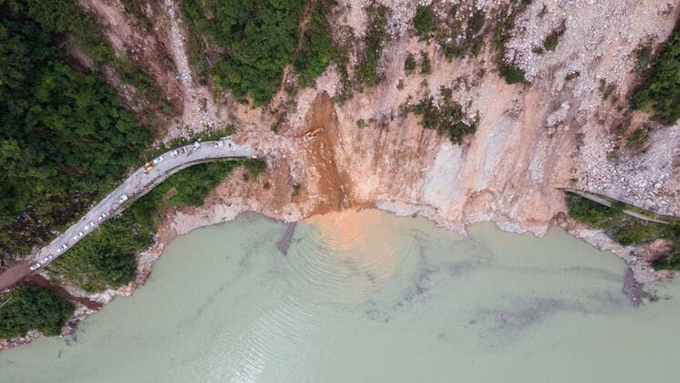 News Themen der Woche KW36 News Bilder des Tages China, Erdbeben in Sichuan, Bergungsarbeiten (220908) -- SHIMIAN, Sept. 8, 2022 -- Aerial photo taken on Sept. 8, 2022 shows workers repairing a road damaged by earthquake between Shimian County and Detuo Town of Luding County, southwest China s Sichuan Province. A total of 86 people have been killed, and 35 remain missing after a 6.8-magnitude earthquake jolted Luding County in Sichuan Province on Monday, local authorities said Thursday. ) CHINA-SICHUAN-SHIMIAN-EARTHQUAKE-ROAD REPAIRING (CN) XuxBingjie 