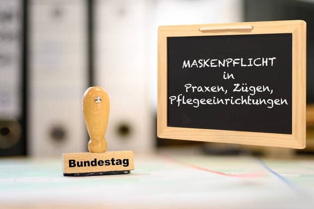 Stock- und Symbolbilder I 08.09.2022 Thema: Maskenpflicht, Maske, Masken, KN95, KN 95, FFP2, FFP 2, KN 95, Pflege, Pflegeeinrichtung, Pflegeeinrichtungen, einrichtungen, Zug, Züge, Bahn, Deutsche Bahn, S-Bahn, Praxis, Praxen, Maske, Maskenpflicht, Maskenflicht, Maskenpfflicht Hamburg Neugraben Hamburg Deutschland Copyright: xLobeca FelixxSchlikisx