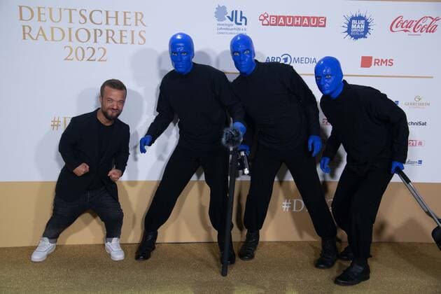 Matthias MESTER, Para Leichtathlet, Blue Man Group, Roter Teppich, Red Carpet Show, Ankunft, arrival, Verleihung des Deutschen Radiopreises 2022 in Hamburg am 08.09.2022,