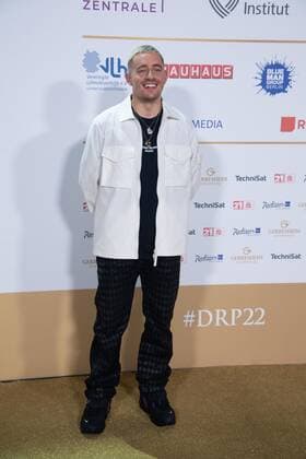 Dermot KENNEDY, Saenger, Roter Teppich, Red Carpet Show, Ankunft, arrival, Verleihung des Deutschen Radiopreises 2022 in Hamburg am 08.09.2022,