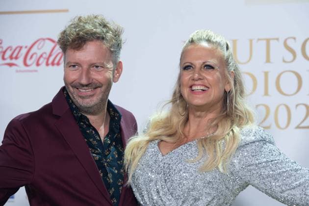 Entertainment Bilder des Tages Moderatorin Barbara SCHOENEBERGER, Schöneberger, Moderator Thorsten SCHORN, Roter Teppich, Red Carpet Show, Ankunft, arrival, Verleihung des Deutschen Radiopreises 2022 in Hamburg am 08.09.2022, *** Presenter Barbara SCHOENEBERGER, Schöneberger, presenter Thorsten SCHORN, red carpet, red carpet show, arrival, arrival, German Radio Award 2022 ceremony in Hamburg on 08 09 2022,