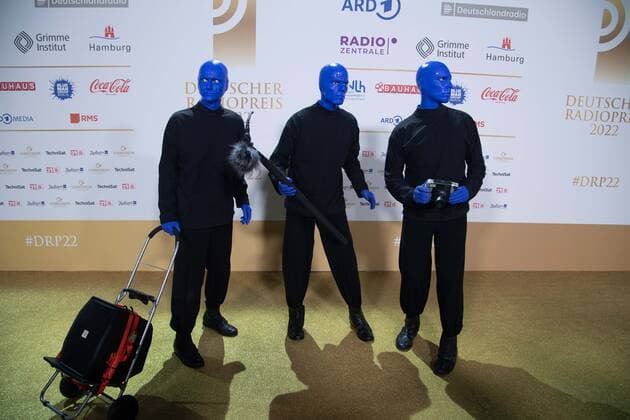 Blue Man Group, Roter Teppich, Red Carpet Show, Ankunft, arrival, Verleihung des Deutschen Radiopreises 2022 in Hamburg am 08.09.2022,