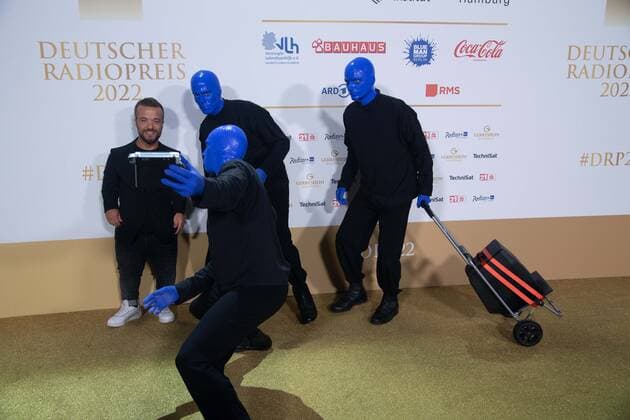 Matthias MESTER, Para Leichtathlet, Blue Man Group, Roter Teppich, Red Carpet Show, Ankunft, arrival, Verleihung des Deutschen Radiopreises 2022 in Hamburg am 08.09.2022,