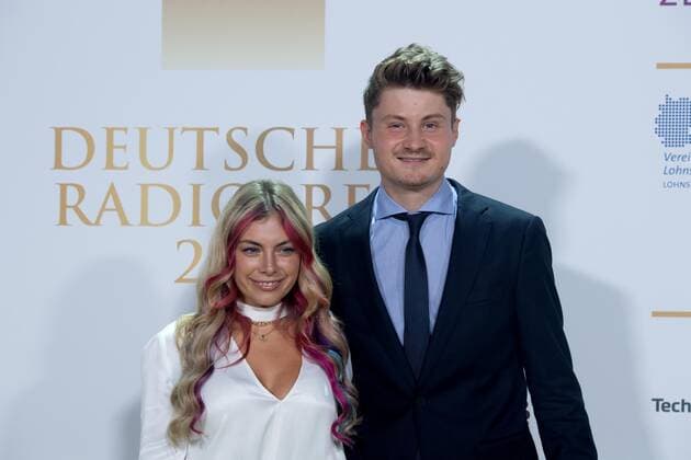 Felix von der LADEN, Influencer, mit Begleiterin, Roter Teppich, Red Carpet Show, Ankunft, arrival, Verleihung des Deutschen Radiopreises 2022 in Hamburg am 08.09.2022,