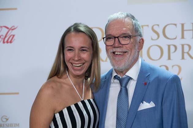 Wolfgang TREPPER, Kasbarettist, mit Kirstin TIEMANN, Roter Teppich, Red Carpet Show, Ankunft, arrival, Verleihung des Deutschen Radiopreises 2022 in Hamburg am 08.09.2022,