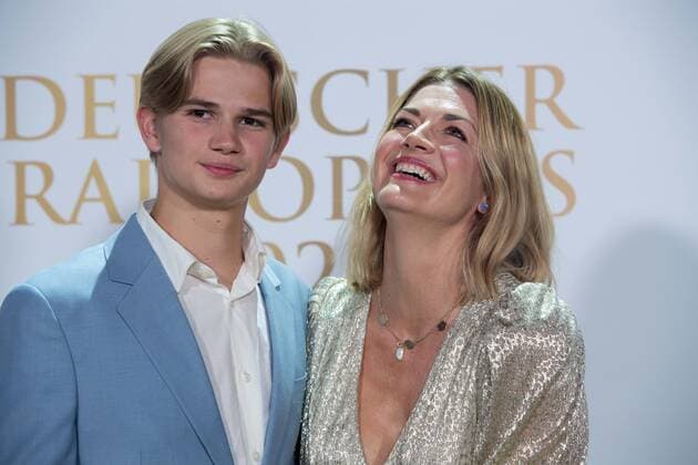 Nina BOTT, Schauspielerin, mit Sohn Lennox, Roter Teppich, Red Carpet Show, Ankunft, arrival, Verleihung des Deutschen Radiopreises 2022 in Hamburg am 08.09.2022,
