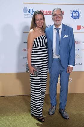 Wolfgang TREPPER, Kasbarettist, mit Kirstin TIEMANN, Roter Teppich, Red Carpet Show, Ankunft, arrival, Verleihung des Deutschen Radiopreises 2022 in Hamburg am 08.09.2022,