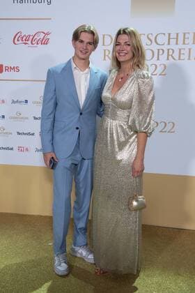 Nina BOTT, Schauspielerin, mit Sohn Lennox, Roter Teppich, Red Carpet Show, Ankunft, arrival, Verleihung des Deutschen Radiopreises 2022 in Hamburg am 08.09.2022,