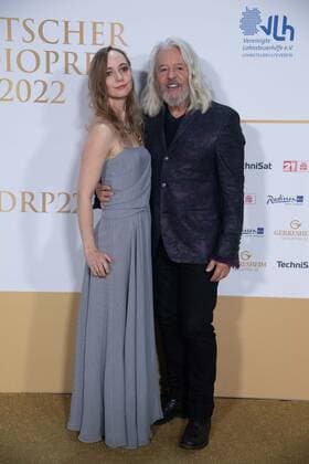 Roland ORZABAL mit Partnerin Emily RATH, TEARS FOR FEARS, Musikgruppe, Roter Teppich, Red Carpet Show, Ankunft, arrival, Verleihung des Deutschen Radiopreises 2022 in Hamburg am 08.09.2022,