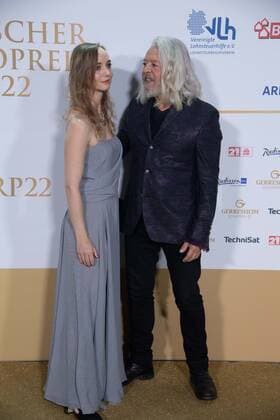 Roland ORZABAL mit Partnerin Emily RATH, TEARS FOR FEARS, Musikgruppe, Roter Teppich, Red Carpet Show, Ankunft, arrival, Verleihung des Deutschen Radiopreises 2022 in Hamburg am 08.09.2022,