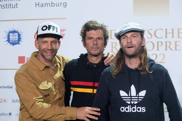 Sportfreunde STILLER, Band, ;Musikgruppe, Roter Teppich, Red Carpet Show, Ankunft, arrival, Verleihung des Deutschen Radiopreises 2022 in Hamburg am 08.09.2022,