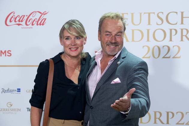 Till DEMTROEDER, Schauspieler, mit Stefanie MILLAT, Roter Teppich, Red Carpet Show, Ankunft, arrival, Verleihung des Deutschen Radiopreises 2022 in Hamburg am 08.09.2022,
