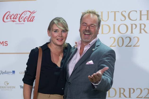 Till DEMTROEDER, Schauspieler, mit Stefanie MILLAT, Roter Teppich, Red Carpet Show, Ankunft, arrival, Verleihung des Deutschen Radiopreises 2022 in Hamburg am 08.09.2022,