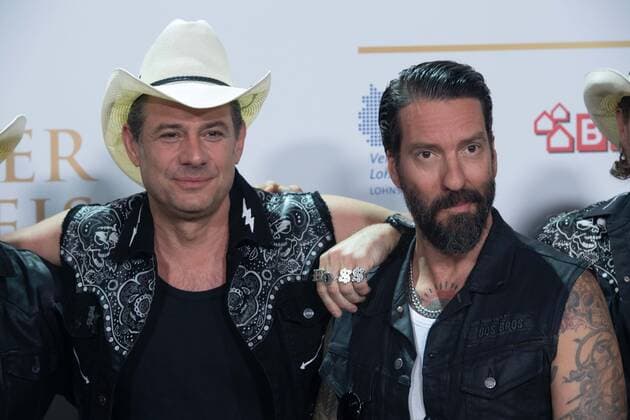 Sascha VOLLMER und Alec VOELKEL, The BOSS HOSS, Band, Musikgruppe, Roter Teppich, Red Carpet Show, Ankunft, arrival, Verleihung des Deutschen Radiopreises 2022 in Hamburg am 08.09.2022,