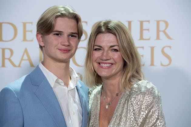 Nina BOTT, Schauspielerin, mit Sohn Lennox, Roter Teppich, Red Carpet Show, Ankunft, arrival, Verleihung des Deutschen Radiopreises 2022 in Hamburg am 08.09.2022,