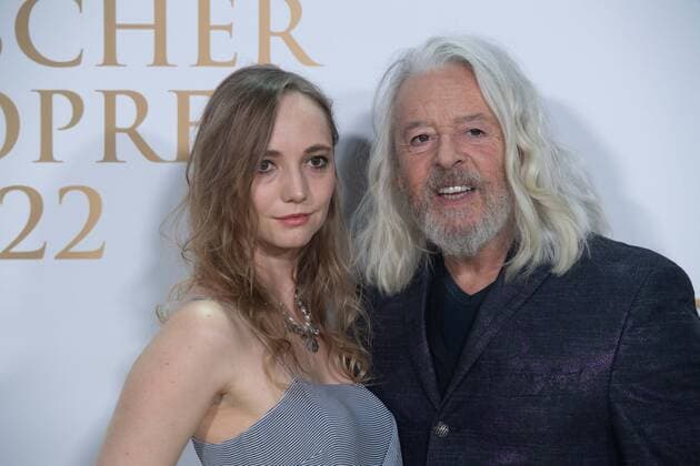 Roland ORZABAL mit Partnerin Emily RATH, TEARS FOR FEARS, Musikgruppe, Roter Teppich, Red Carpet Show, Ankunft, arrival, Verleihung des Deutschen Radiopreises 2022 in Hamburg am 08.09.2022,