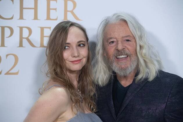 Roland ORZABAL mit Partnerin Emily RATH, TEARS FOR FEARS, Musikgruppe, Roter Teppich, Red Carpet Show, Ankunft, arrival, Verleihung des Deutschen Radiopreises 2022 in Hamburg am 08.09.2022,