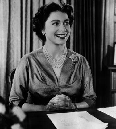 October 13, 1957, OTTAWA, ON, Canada: Queen Elizabeth II strikes a pose for photographers before her broadcast Oct. 13, 1957. THE CANADIAN PRESS OTTAWA Canada  - ZUMAc35_ 19571013_zaf_c35_001 Copyright: xThexCanadianxPressx