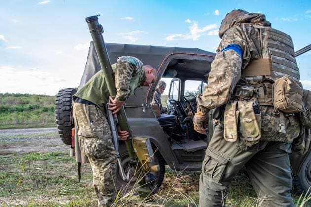 A commanding officer of an anti-air unit of Ukraine s Armed Forces loads a rocket launcher in his SUV as they prepare to support infantry in liberating Balakliya in eastern Ukraine on Thursday, Sept 8, 2022. (VX Photo Vudi Xhymshiti), UA Armed Forces re-captured Balakliya, Kharkiv, Ukraine - anti-air unit Pevomayski Undisclosed Location Kharkiv Oblast Ukraine  , Copyright: xVudixXhymshitix