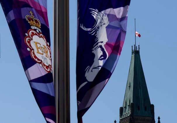 September 8, 2022, Ottawa, ON, Canada: Banners from the Queen s Platinum Jubilee fly on a lamp post as the flag on Parliament Hill flies at half mast to recognize her death Thursday, Sept. 8, 2022 in Ottawa. Ottawa Canada  - ZUMAc35_ 20220908_zaf_c35_032 Copyright: xAdrianxWyldx