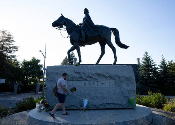September 8, 2022, Ottawa, ON, Canada: Breton Cousins places flowers on a statue of Queen Elizabeth II near Rideau Hall on Thursday, Sept. 8, 2022 in Ottawa. Ottawa Canada  - ZUMAc35_ 20220908_zaf_c35_089 Copyright: xAdrianxWyldx