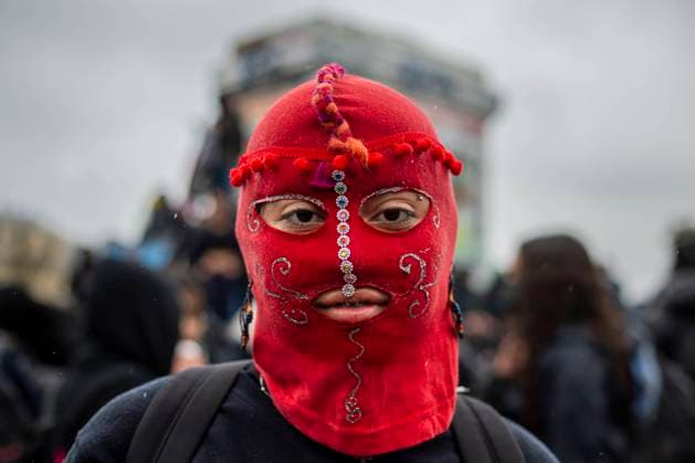 A student wears a red balaclava. During a protest of high school students from public education in Santiago de Chile, on September 8, 2022. Demanding at the government improvements in the infrastructure of educational centers, more teachers, decent food, the integration of LGBTIQA + communities, also against sexist education. Santiago Chile Copyright: xClaudioxAbarcaxSandovalx
