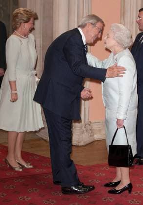 PAP05222559 8 September 2022. ARCHIVE PIC: 18 05 2012: Queen Elizabeth II (right) greets King Constantine and Queen Anne-Marie of the Hellenes arrive at a lunch for Sovereign Monarch s held in honour of Queen Elizabeth II s Diamond Jubilee, at Windsor Castle, in Windsor, Berkshire. Credit: GoffPhotos.com Ref: KGC-22 283845 2022-09-08 London Reine Elizabeth Elisabeth II de Windsor (Angleterre)  Copyright: xPapixsx xStarfacex STAR_283845_228