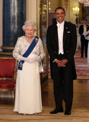 PAP05222559 8 September 2022. ARCHIVE PIC: 24 05 2011: Queen Elizabeth II with President of the United States Barack Obama pose in the Music Room of Buckingham Palace ahead of a State Banquet in London, England. The 44th President of the United States, Barack Obama, and his wife Michelle are in the UK for a two day State Visit at the invitation of HM Queen Elizabeth II. During the trip they will attend a state banquet at Buckingham Palace and the President will address both houses of parliament at Westminster Hall. Credit: GoffPhotos.com Ref: KGC-22 283845 2022-09-08 London Reine Elizabeth Elisabeth II de Windsor (Angleterre)  Copyright: xPapixsx xStarfacex STAR_283845_307