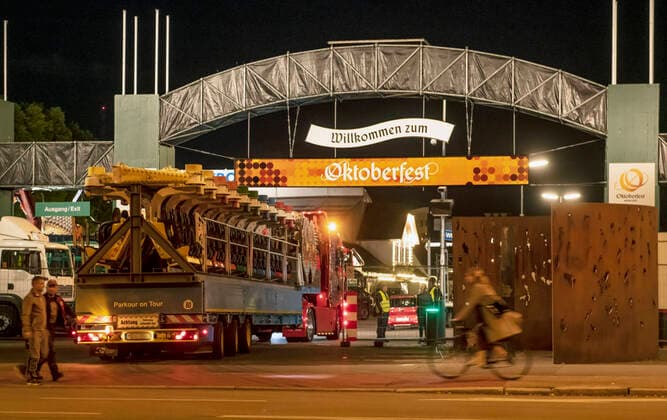 News Themen der Woche KW36 News Bilder des Tages Oktoberfest Eingang, abends um 20:50 Uhr, Theresienwiese, München, 8. September 2022 Deutschland, München, 08.09.2022, Oktoberfest Eingang abends, auch am Donnerstagabend um 20:50 Uhr läuft der Aufbau der Wiesn weiter, LKW bei der Einfahrt, überall wird noch intensiv gearbeitet, um bis zur Eröffnung der Wiesn am 17. September fertig zu sein, Schild Willkommen zum Oktoberfest, die Wiesn 2022 findet erstmals seit Beginn der Corona Pandemie wieder statt, Coronakrise, Pandemie, September 2022, Bayern, bayerisch, *** Oktoberfest entrance, evening at 20 50, Theresienwiese, Munich, 8 September 2022 Germany, Munich, 08 09 2022, Oktoberfest entrance in the evening, even on Thursday evening at 20 50, the construction of the Wiesn continues, truc