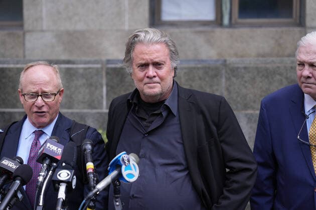 News Themen der Woche KW36 News Bilder des Tages Former Trump Adviser Steve Bannon Surrenders On Wall Charges After Pardon Steve Bannon, former adviser to Donald Trump, center, during a press conference outside of Manhattan State Supreme Court in New York, US, on Thursday, Sept. 8, 2022. Bannon is facing New York state money-laundering, fraud and conspiracy charges for allegedly bilking thousands of contributors to a privately funded US-Mexico border wall of more than $15 million. New York United States  Copyright: xJohnxNacionx originalFilename: nacion-formertr220908_npadG.jpg