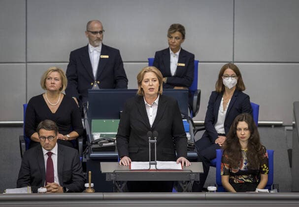News Themen der Woche KW36 News Bilder des Tages Bundestagpraesidentin Baerbel Bas waehrend ihrer Rede zum Gedenken an Queen Elizabeth II im Deutschen Bundestag. Berlin Deutschland *** President of the Bundestag Baerbel Bas during her speech in memory of Queen Elizabeth II in the German Bundestag Berlin Germany Copyright: xThomasxKoehler photothek.dex