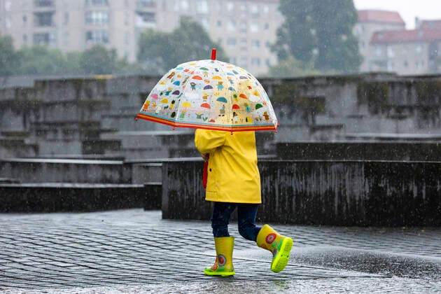 Ein kleines Maedchen mit einem bunten Regenschirm und Gummistiefel waehrend eines Gewitters in Berlin am 8. September 2022. Regen in Berlin *** A little girl with a colorful umbrella and rubber boots during a thunderstorm in Berlin on September 8, 2022 Rain in Berlin