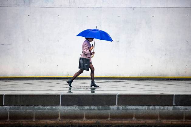 Eine junge Frau laeuft mit dem Regenschirm waehrend eines Gewitters in Berlin am 8. September 2022. Regen in Berlin *** A young woman walks with an umbrella during a thunderstorm in Berlin on September 8, 2022 Rain in Berlin