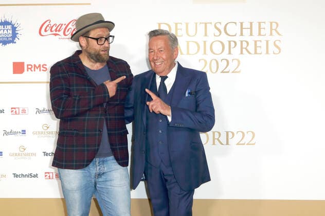 Gregor Meyle und Roland Kaiser bei der Verleihung des Deutschen Radiopreises 2022 im Schuppen 52. Hamburg, 08.09.2022