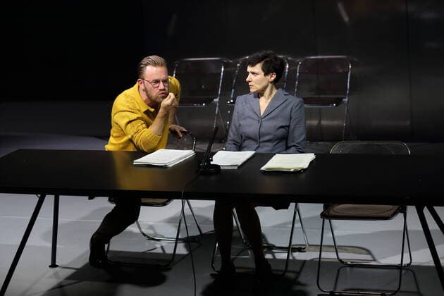 Entertainment Themen der Woche KW36 Nico Holonics (als Sims Papa) und Kathrin Wehlisch (als Morris) während der Fotoprobe für das Stück Die Netzwelt im Berliner Ensemble, Neues Haus, 8. September 2022. Von Jennifer Haley. Regie Max Lindemann. Bühne Robin Metzer. Kostüme Lara Roßwag. Premiere ist am 9. September 2022. Berliner Ensemble Die Netzwelt *** Nico Holonics as Sims dad and Kathrin Wehlisch as Morris during the photo rehearsal for the play Die Netzwelt at the Berliner Ensemble, Neues Haus, September 8, 2022 By Jennifer Haley Directed by Max Lindemann Set by Robin Metzer Costumes by Lara Roßwag Premiere is September 9, 2022 Berliner Ensemble Die Netzwelt