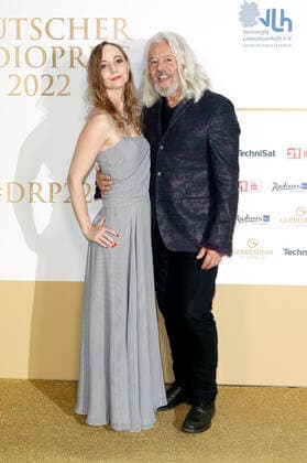 Roland Orzabal von Tears for Fears mit Ehefrau Emily Rath bei der Verleihung des Deutschen Radiopreises 2022 im Schuppen 52. Hamburg, 08.09.2022