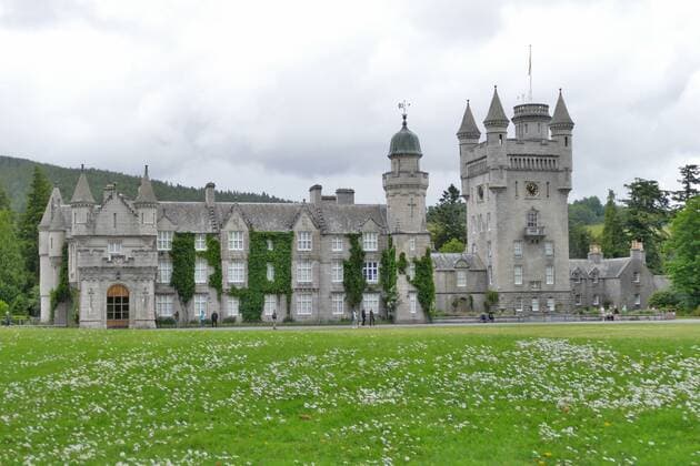 Symbolfoto: Balmoral Castle. Das Foto entstand ANfang Juli 2022 *** Balmoral Castle ist die Sommerresidenz von Queen Elizabeth II. inmitten des Cairngorms Nationalparks. Auf Schloss Balmoral im schottischen Aberdeenshire hielt sich die Königin von England traditionell von Mitte Juli bis Oktober zu einem verlängerten Sommerurlaub auf. Wilnsdorf NRW (Nordrhein-Westfalen) Germany 2022-09-09_Schloss Balmoral_Hercher_9 *** Symbol photo Balmoral Castle The photo was taken at the beginning of July 2022 Balmoral Castle is the summer residence of Queen Elizabeth II in the middle of the Cairngorms National Park At Balmoral Castle in Aberdeenshire, Scotland, the Queen of England traditionally stayed from mid-July to October for an extended su
