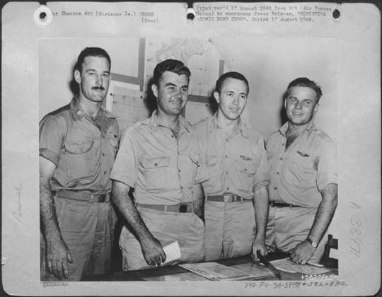 Hiroshima Atomic Bomb Crew (No. 5 Of Seven Pictures) Left To Right: Major Thomas W. Ferebee, Bombardier; Colonel Paul W. Tibbets, Jr., Pilot; Capt. Theodore J. Van Kirk, Navigator; And Capt. Robert Lewis, Officer Crew Of The Enola Gay, The Ship That Mad Copyright: xpiemagsx nawwmilpie06092022-1654 !ACHTUNG AUFNAHMEDATUM GESCHÄTZT!