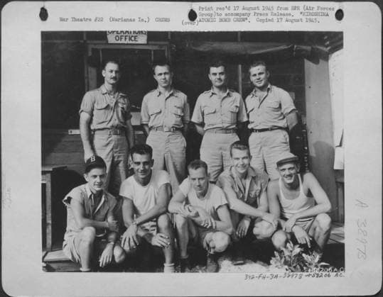 Hiroshima Atomic Bomb Crew. Flight Crew Of Enola Gay: L To R, Kneeling: Ssgt George R. Caron, Sgt Joe S. Stiborik, Ssgt Wyatt E. Duzenbury, Pfc. Richard H. Nelson, Sgt. Robert H. Shumard. L To R, Standing: Major Thomas W. Ferebee, Group Bombardier; C Copyright: xpiemagsx nawwmilpie06092022-1655 !ACHTUNG AUFNAHMEDATUM GESCHÄTZT!