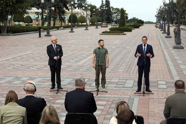 Bilder des Jahres 2022, News 09 September News Themen der Woche KW36 News Bilder des Tages KYIV, UKRAINE - SEPTEMBER 9, 2022 - President of the Republic of Latvia Egils Levits, President of Ukraine Volodymyr Zelenskyy and Prime Minister of the Republic of Poland Mateusz Morawiecki (L to R) meet the press, Kyiv, capital of Ukraine. Ukrainian President meets Latvian President and Polish PM in Kyiv  Copyright: xVolodymyrxTarasovx